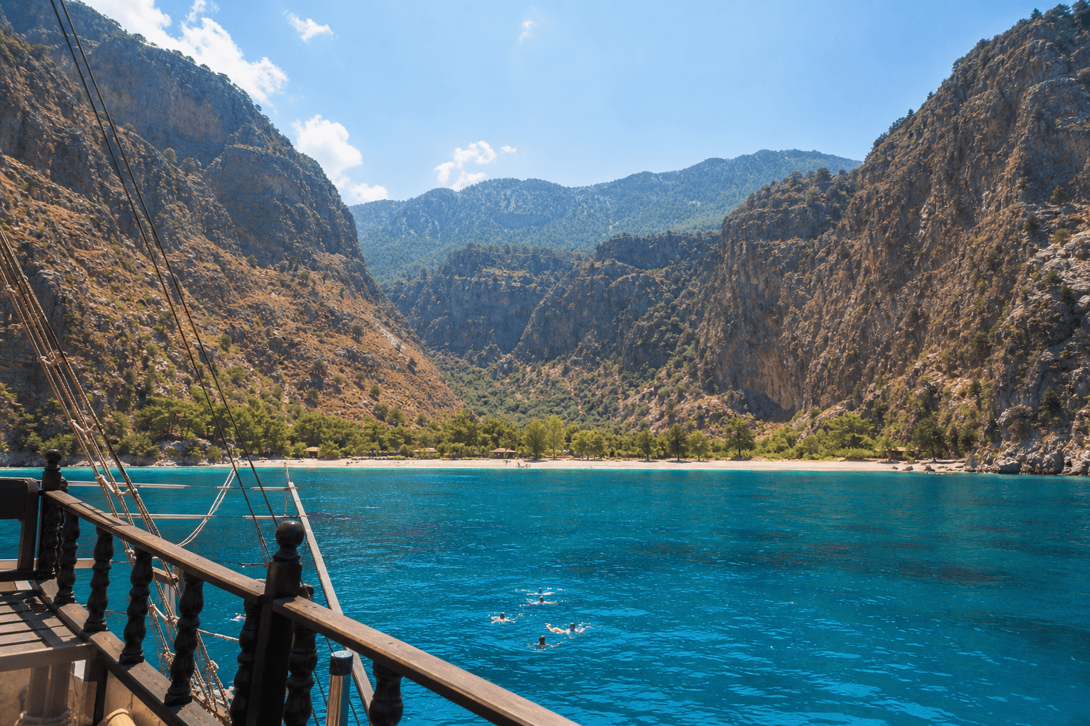 Kelebekler Vadisi uzerinde turkuaz deniz